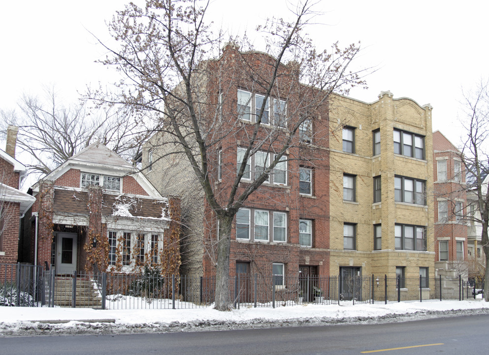 1122 W Addison St in Chicago, IL - Foto de edificio