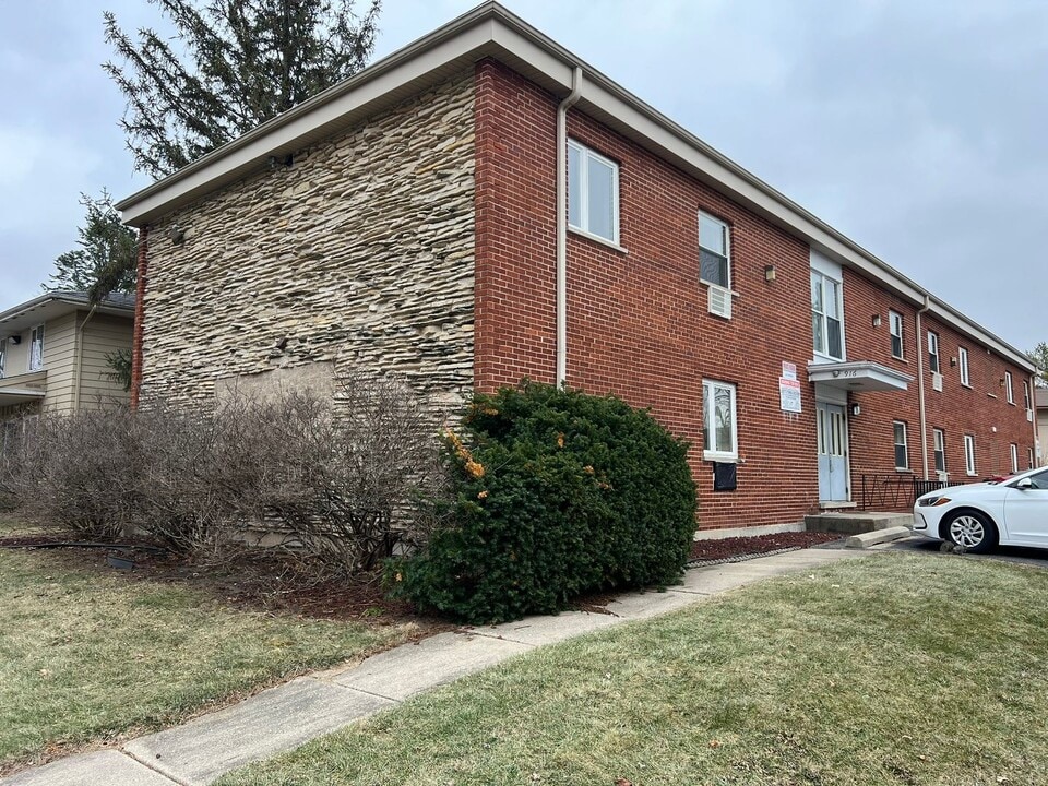 916 Greenbrier Rd-Unit -Unit 11 in Dekalb, IL - Building Photo