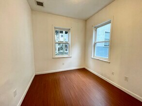 93 Hillside St, Unit 2 in Boston, MA - Foto de edificio - Building Photo