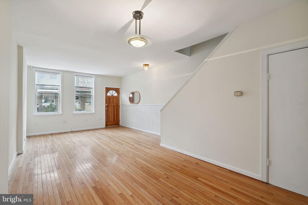 2629 E Madison St Photo