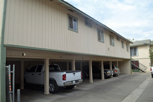 Green Tree Apartments in Madera, CA - Building Photo - Building Photo