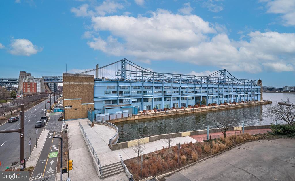 3 N Christopher Columbus Blvd in Philadelphia, PA - Building Photo