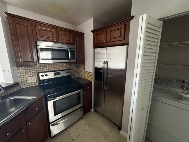 3437 NW 44th St, Unit #208 in Lauderdale Lakes, FL - Foto de edificio - Building Photo