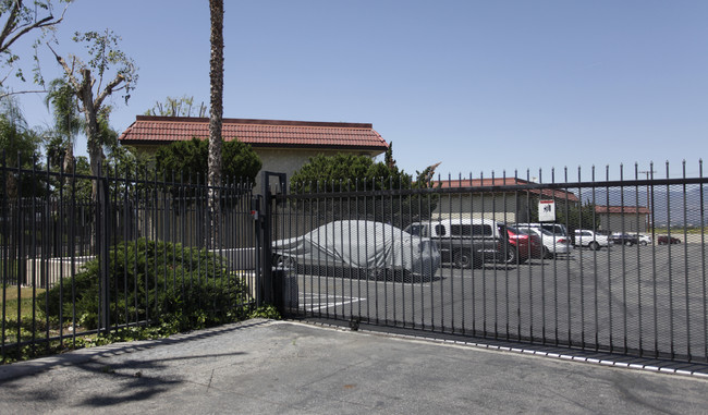 Canyon Villa in Colton, CA - Foto de edificio - Building Photo