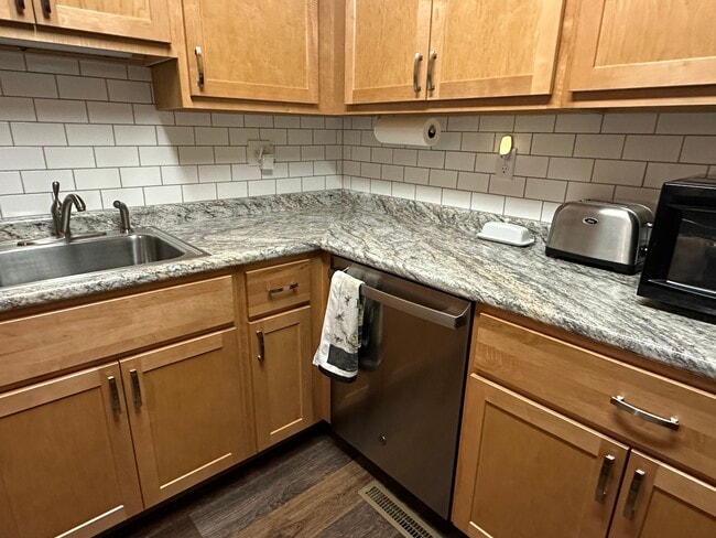 710 E Main St in Mahomet, IL - Foto de edificio - Building Photo