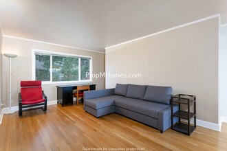 568 S State St in Lake Oswego, OR - Building Photo - Building Photo