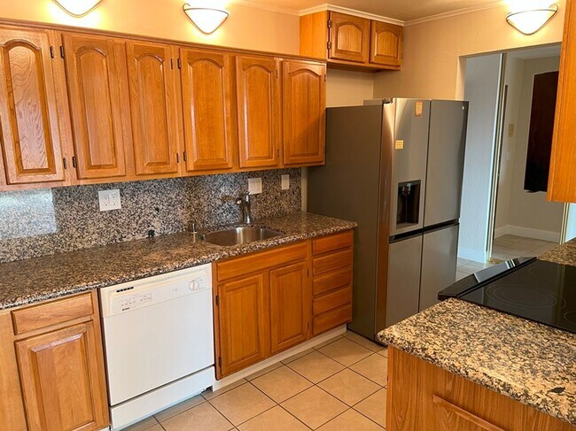 1502 E St in Hayward, CA - Building Photo - Building Photo