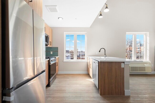 212 70th St, Unit 403 in Guttenberg, NJ - Building Photo - Building Photo