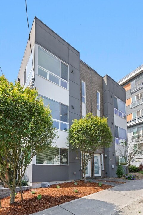 4111 SW Oregon St in Seattle, WA - Building Photo
