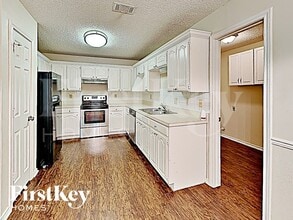 811 W Lynn Creek Dr in Arlington, TX - Building Photo - Building Photo