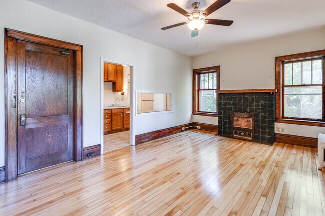 809 Douglas Ave in Minneapolis, MN - Building Photo - Interior Photo