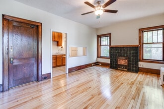 809 Douglas Ave in Minneapolis, MN - Foto de edificio - Interior Photo