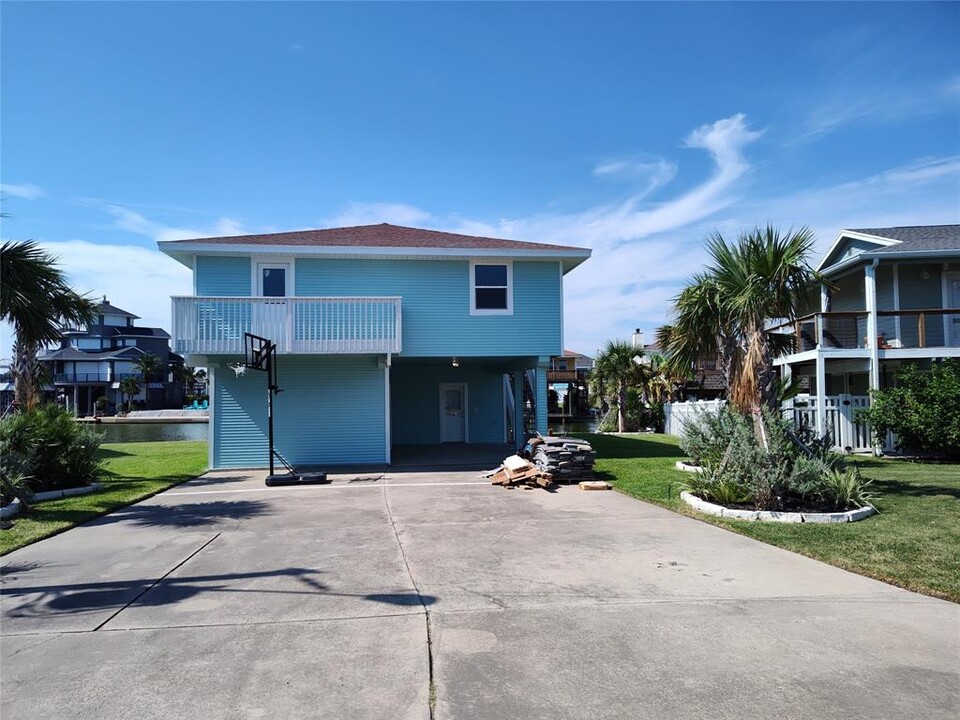 1322 Oahu Dr in Tiki Island, TX - Building Photo