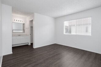 Orange Plaza in Orange, CA - Building Photo - Interior Photo