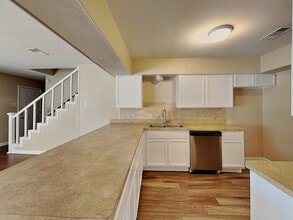 1718 Glen Alta Dr, Unit 2FL in Irving, TX - Foto de edificio - Building Photo