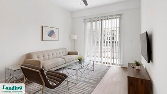 650 E Sycamore St in Denton, TX - Building Photo