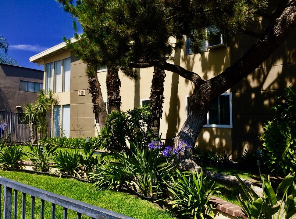 Corteen Place Apartments in Valley Village, CA - Foto de edificio