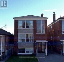 18 Avon Dr in Toronto, ON - Building Photo