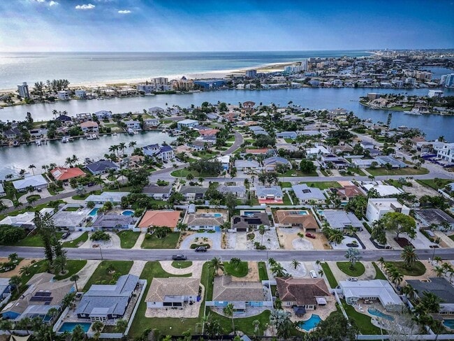 10133 4th St E in Treasure Island, FL - Foto de edificio - Building Photo
