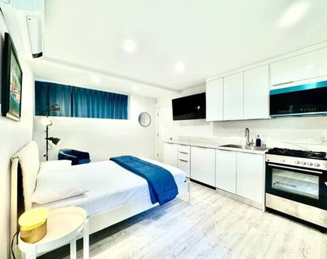 1421 E Seal Way in Seal Beach, CA - Building Photo - Building Photo