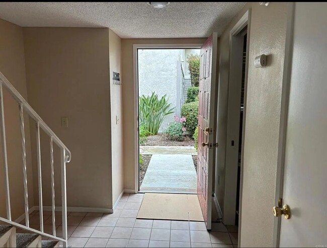 2112 E Vista Way in Vista, CA - Building Photo - Building Photo