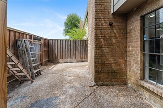 9425 Fondren Rd in Houston, TX - Building Photo - Building Photo