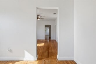 1215 Porter St in Taylor, TX - Building Photo - Building Photo