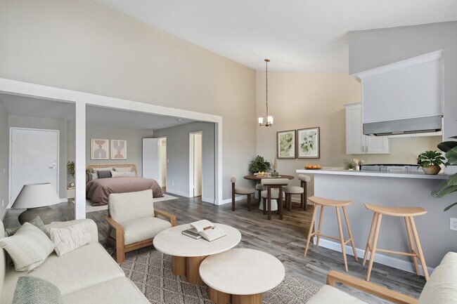 Villa La Paloma in Reseda, CA - Building Photo - Building Photo