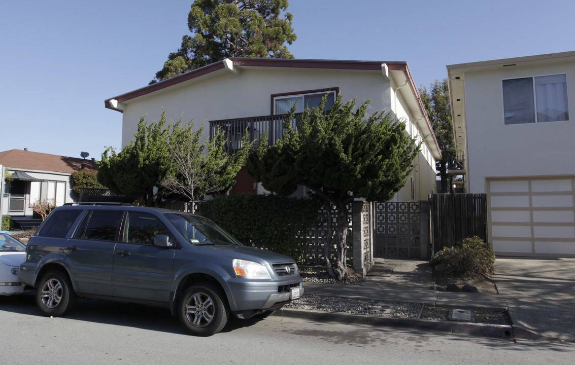 1114 Chula Vista Ave in Burlingame, CA - Foto de edificio