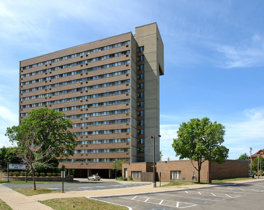 Seal Hi-Rise in St. Paul, MN - Building Photo