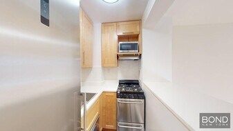 151 W 16th St in New York, NY - Building Photo