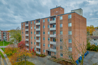 Sharon Garden Suites in Guelph, ON - Building Photo - Building Photo