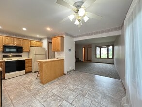 2742 Pleasant View Dr in Dubuque, IA - Foto de edificio - Building Photo