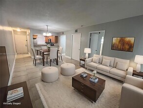 1543 Lake Crystal Dr, Unit F in West Palm Beach, FL - Building Photo - Building Photo