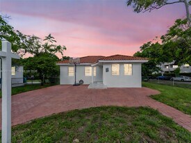 520 NW 32nd Pl in Miami, FL - Building Photo