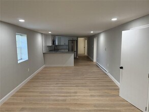 697 Manton Ave in Providence, RI - Foto de edificio - Building Photo