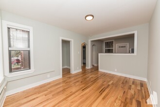 4414 N Wolcott Ave, Unit 4411-B2 in Chicago, IL - Foto de edificio - Building Photo