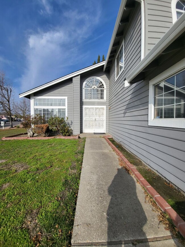 617 Castle Oaks Dr in Stockton, CA - Building Photo - Building Photo