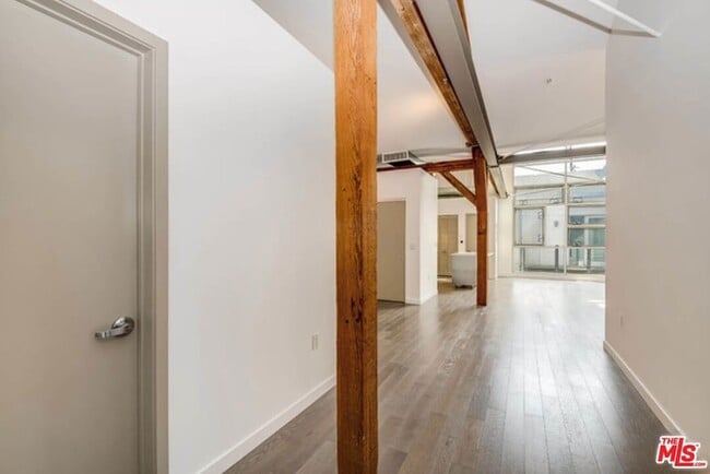 527 Molino St in Los Angeles, CA - Building Photo - Building Photo