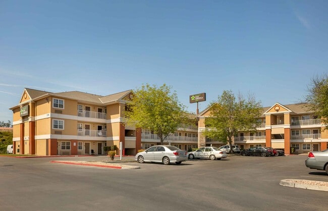 Furnished Studio-Bakersfield - California  in Bakersfield, CA - Foto de edificio - Building Photo