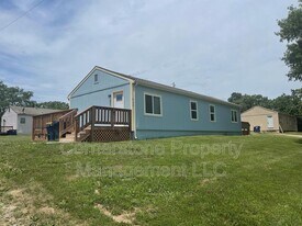 8190 Oak Dr in De Soto, KS - Building Photo