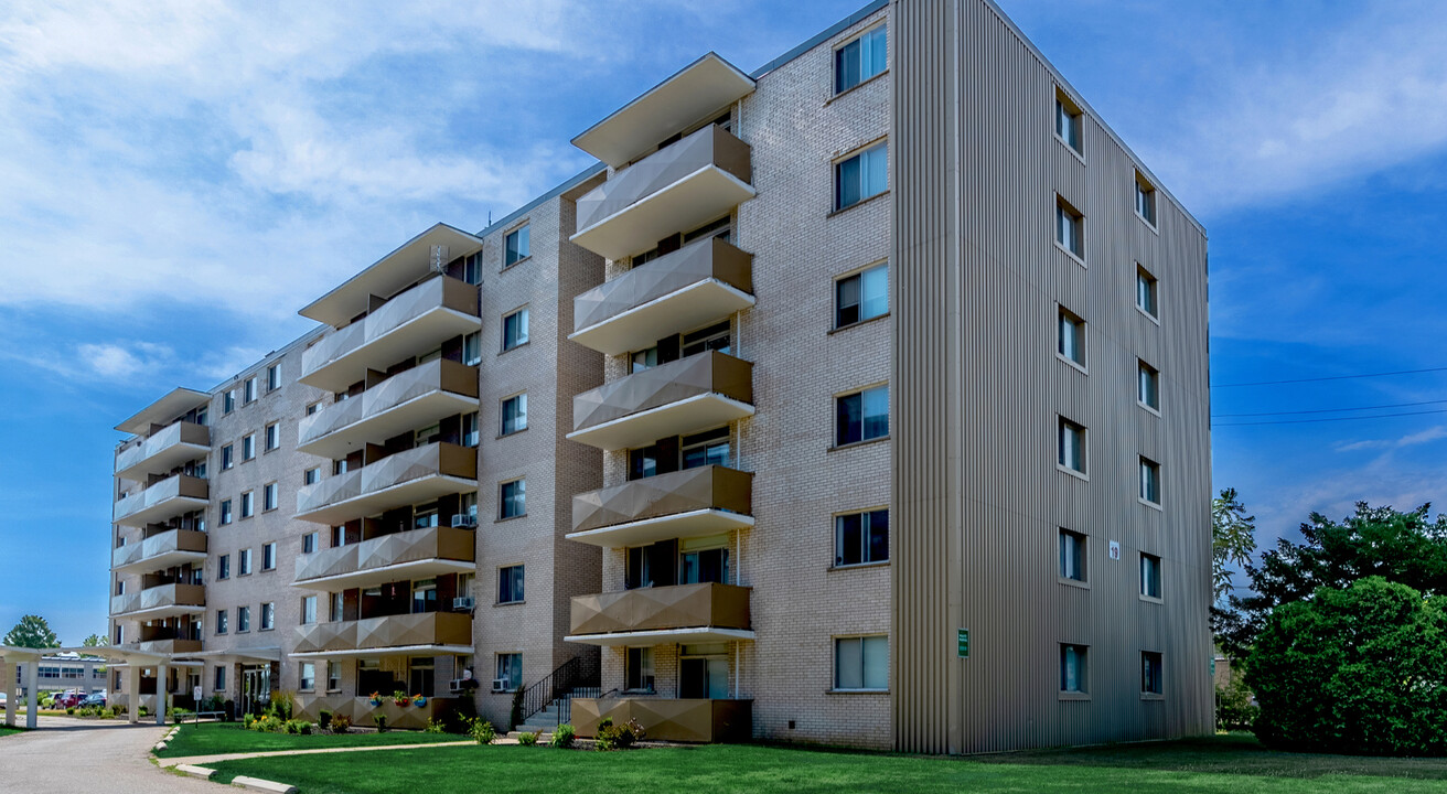 Lynnwood Place in Brantford, ON - Building Photo