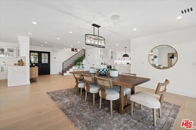 15655 Castlewoods Dr in Los Angeles, CA - Building Photo - Building Photo