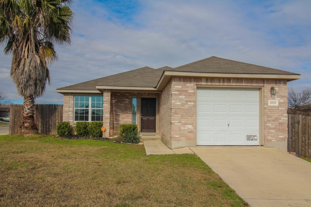 10815 Shaenfield Ct in San Antonio, TX - Building Photo