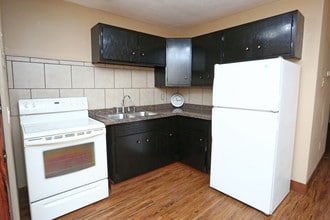 325 11th Ave SW in Minot, ND - Foto de edificio - Interior Photo