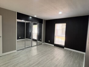 5121 W 75th St, Unit 1 in Prairie Village, KS - Foto de edificio - Building Photo