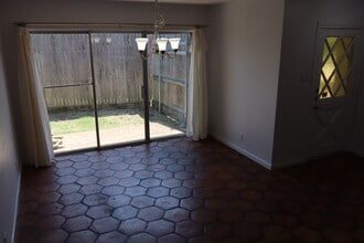 13561 Red Fern Ln in Dallas, TX - Foto de edificio - Building Photo