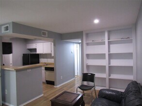 6001 Reims Rd in Houston, TX - Foto de edificio - Building Photo