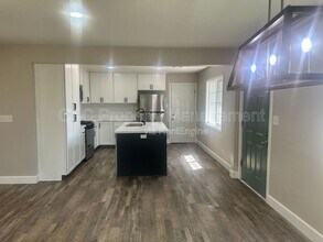 5625 E Bellaire Way in Fresno, CA - Building Photo - Building Photo