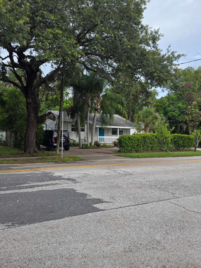 1090 N Florida Ave in Tarpon Springs, FL - Building Photo - Building Photo
